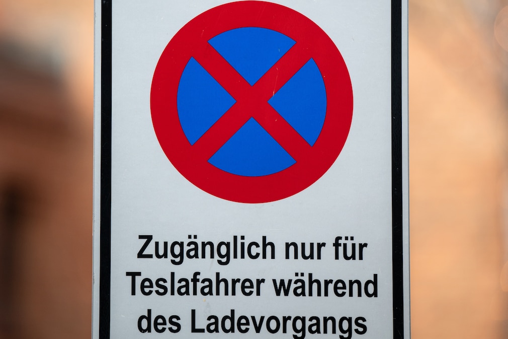 Schild Ladeparkplatz nur für Teslafahrer Schild Ladeparkplatz nur für Teslafahrer