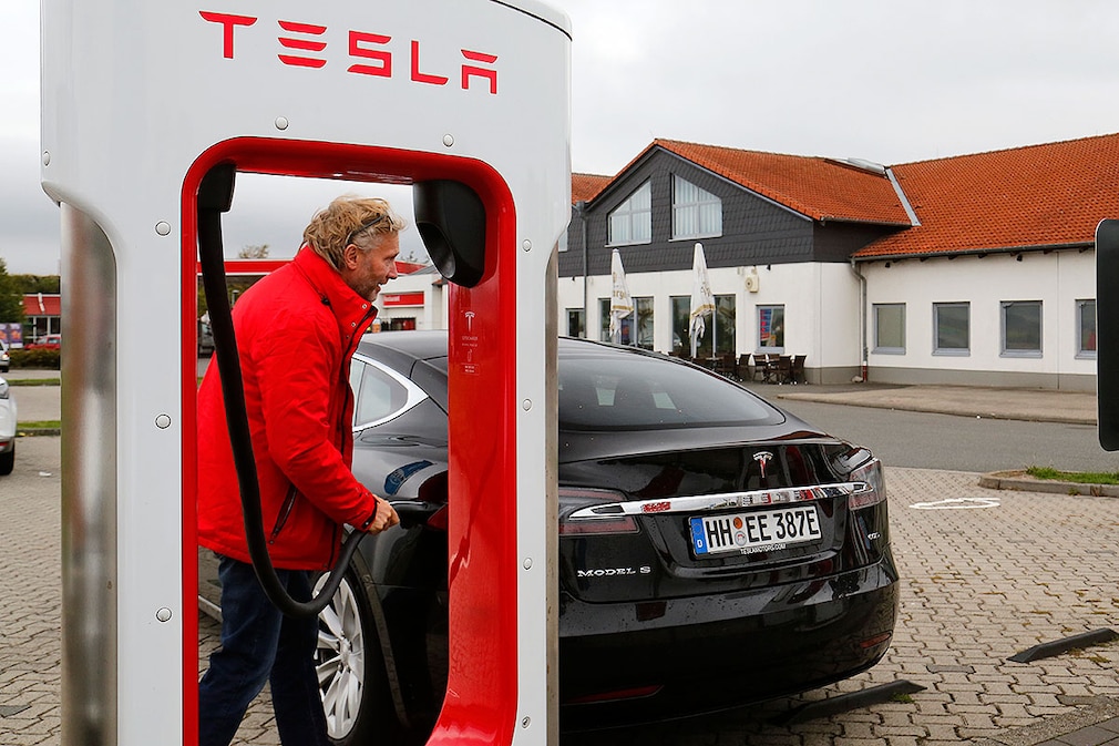 Elektromobilität: Tesla macht das Laden an den Superchargern