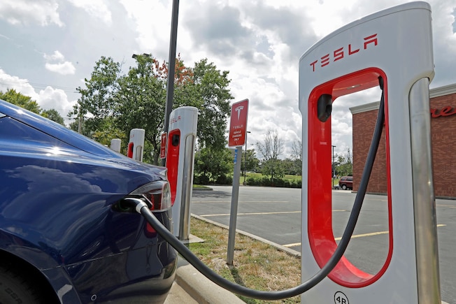 Schnellladen am Tesla-Supercharger