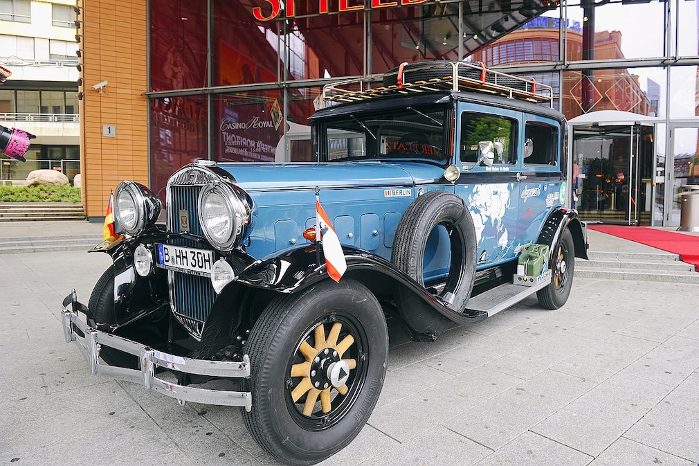 Hudson V8  -  PK Heidi Hetzer zu ihrer Fahrt HEIDI AROUND THE WORLD im Sternberg-Theater in Berlin
