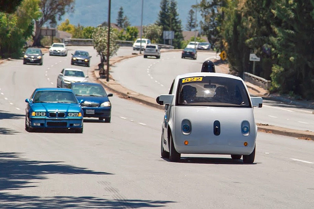Google Self Driving Car auf der Straße