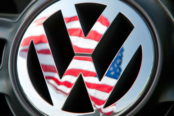 VW-Logo mit USA-Flagge