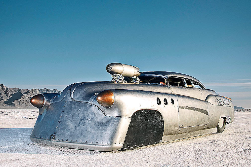 Bombshell Betty mit Bombenspitzen statt Scheinwerfer Basis ein Buick Super Riviera von 1952