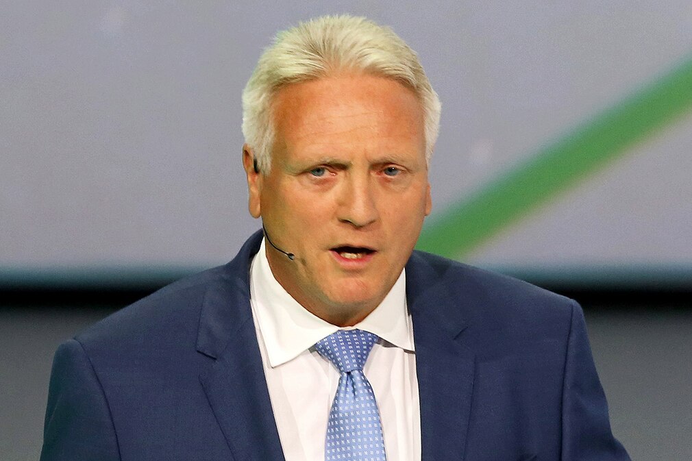 Der Vorstandsvorsitzende der Skoda Auto, Winfried Vahland, spricht am 14.09.2015 bei der Volkswagen Group Night in der Ballsporthalle in Frankfurt am Main (Hessen). Vom 17. bis zum 27. September zeigen Hersteller aus der ganzen Welt hier Neuheiten der Automobilindustrie