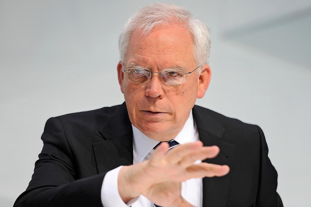 Der Vorstand Ulrich Hackenberg (Technische Entwicklung) nimmt am 10.03.2015 an der Bilanz-Pressekonferenz von Audi in Ingolstadt (Bayern) teil. Audi hat im vergangenen Jahr rund 1,74 Millionen Autos verkauft - so viele wie nie zuvor in der Firmengeschichte. Im Vergleich zu 2013 ist das ein Plus von mehr als 10 Prozent.