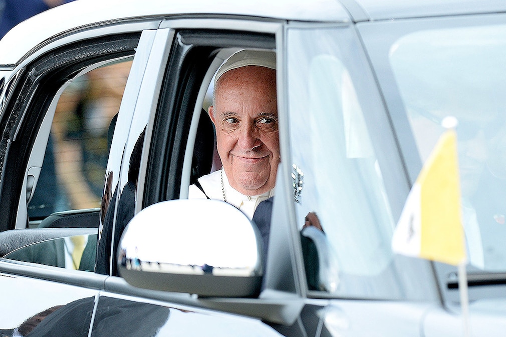 Papamobil: Papst im Fiat 500L