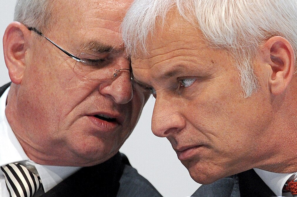 Martin Winterkorn (l) der Vorstandsvorsvorsitzende der Porsche Automobil Holding SE, und Matthias Müller (r), der Vorstandsvorsitzende des Stuttgarter Sportwagenherstellers Porsche AG, unterhalten sich am Donnerstag (17.03.2011) bei der Bilanz-Pressekonferenz der Porsche SE auf dem Podium. Neben den Erwartungen für das Geschäftsjahr 2011 geht es bei der PK vor allem um die Hörden für die Sportwagenschmiede auf dem Weg unters Dach von VW.
