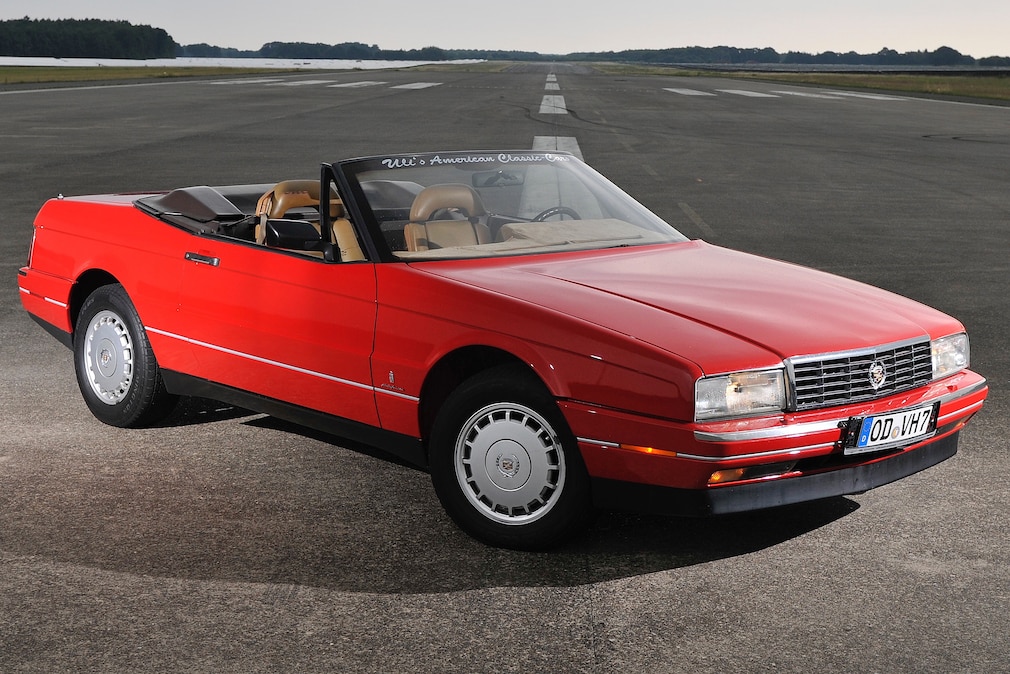 Cadillac Allante stehend schräg von vorn