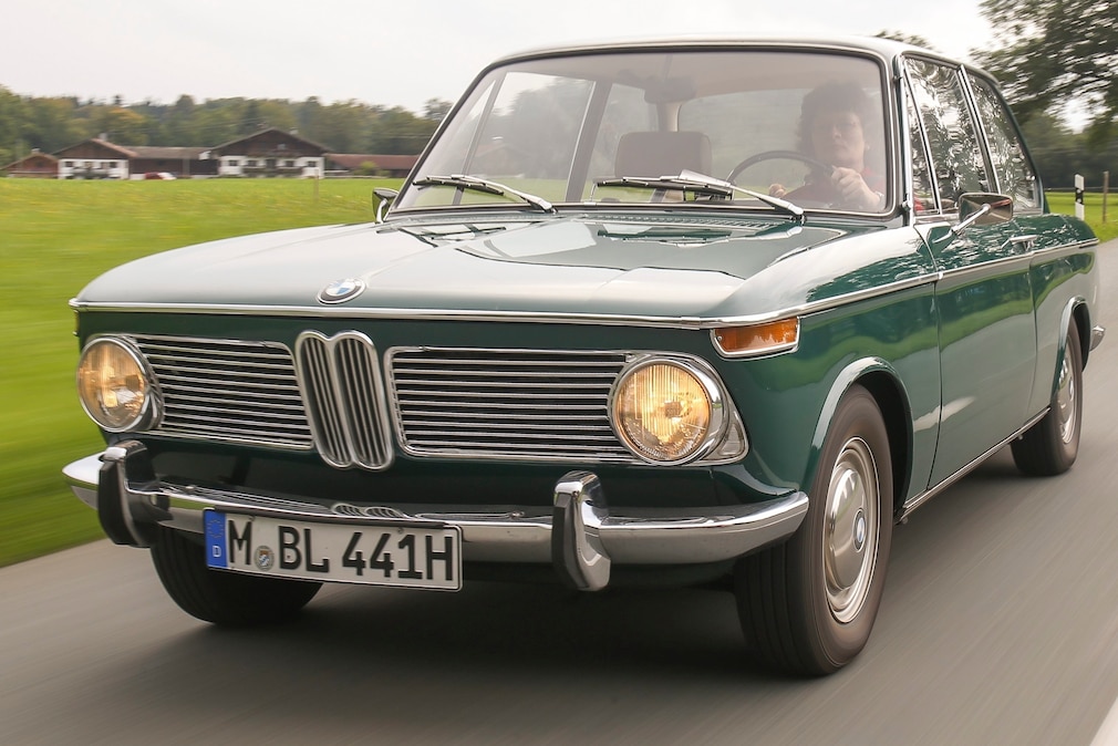 BMW 1600-2 fahrend schräg von vorn