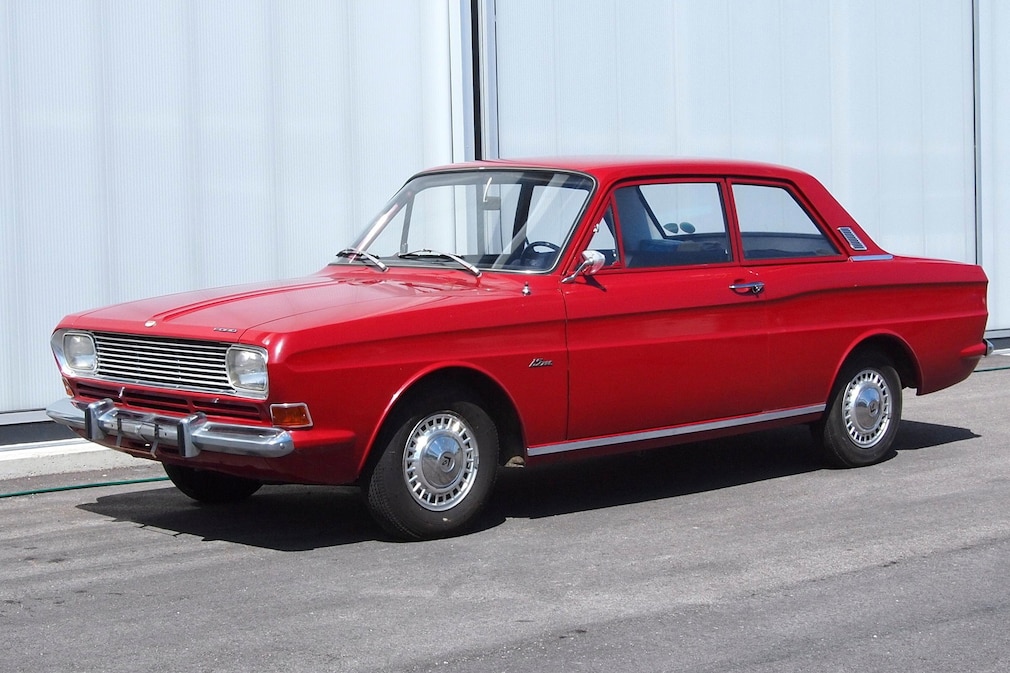 Ford Taunus P6 stehend schräg von vorn