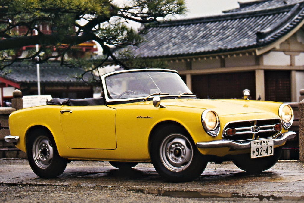 Honda S800 Roadster stehend von schräg vorn