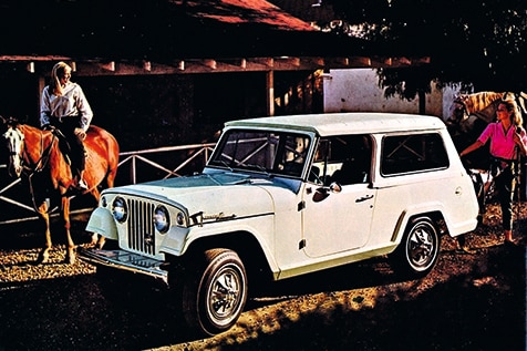 Jeepster Commando stehend schräg von vorn