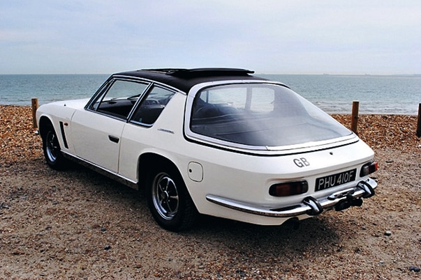 Jensen Interceptor Mk1 stehend schräg von hinten
