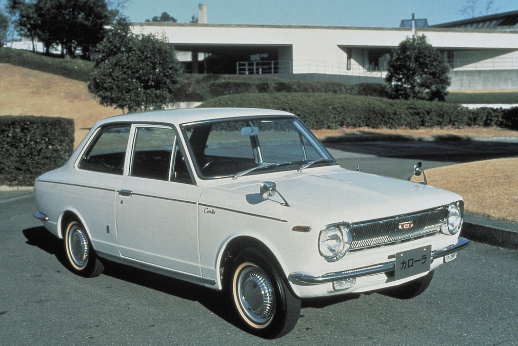 Toyota Corolla I stehend schräg von vorn