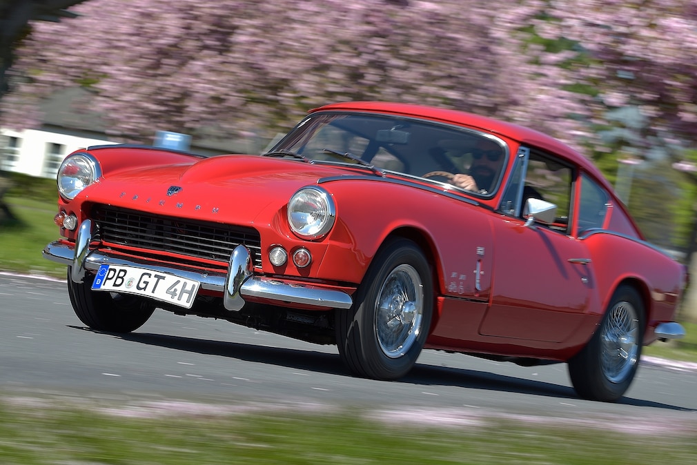 Triumph GT6 fahrend schräg von vorn