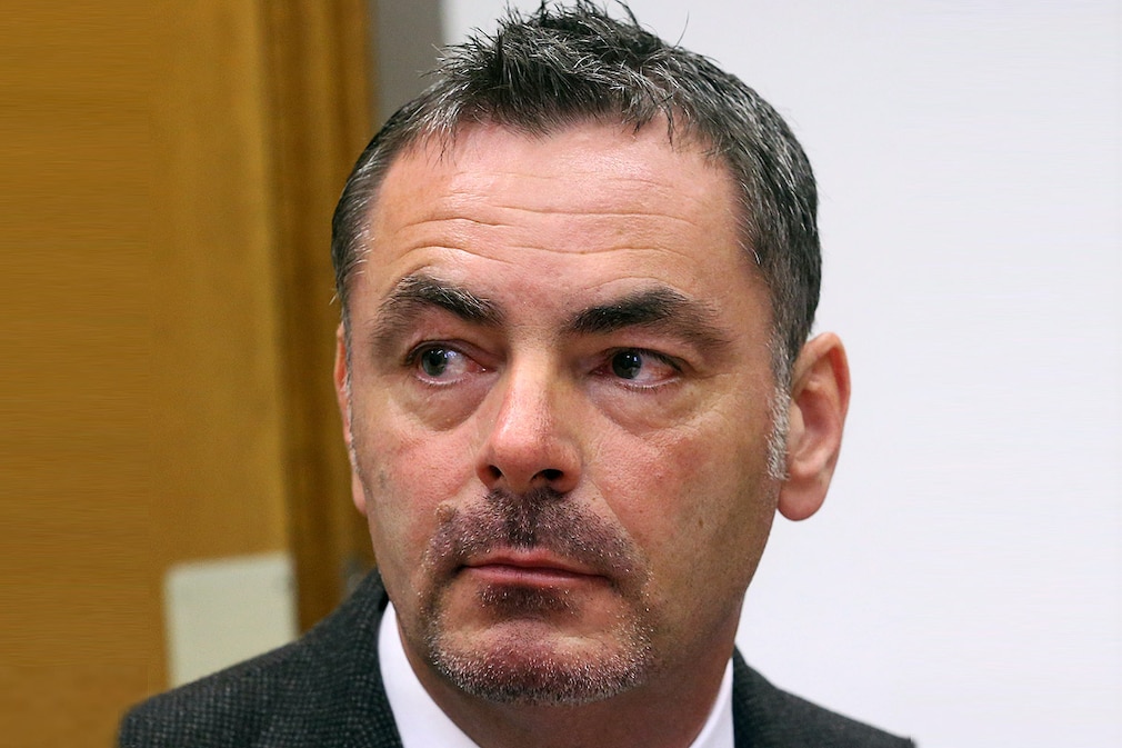 Der Verkaufsreisende Robert W. sitzt am 14.10.2015 in einem Saal des Amtsgerichts in Mönchengladbach