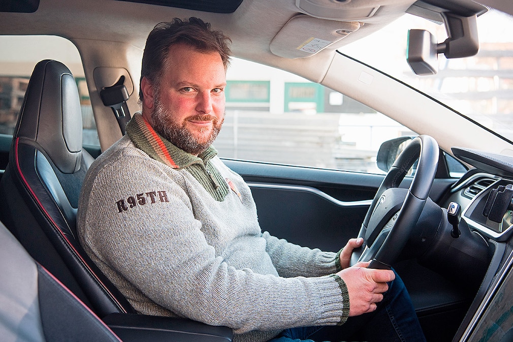 Manfred Kick sitzt am 16.02.2017 in Garching (Bayern) in seinem Tesla. Der Fahrer hatte am 13.02.2017 auf der Autobahn A9 bei Garching einen bewusstlosen Mann am Steuer eines Fahrzeugs bemerkt und dessen Fahrzeug mit seiner Limousine ausgebremst und schließlich gestoppt. Danach leistete er dem Mann in dem anderen Auto Erste Hilfe.