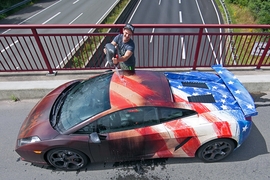 Graffiti-Sprayer Rene Turrek gestaltet Autos mit einem speziellen Lack, der seine Farbe bei Wärme und Kälte verändert