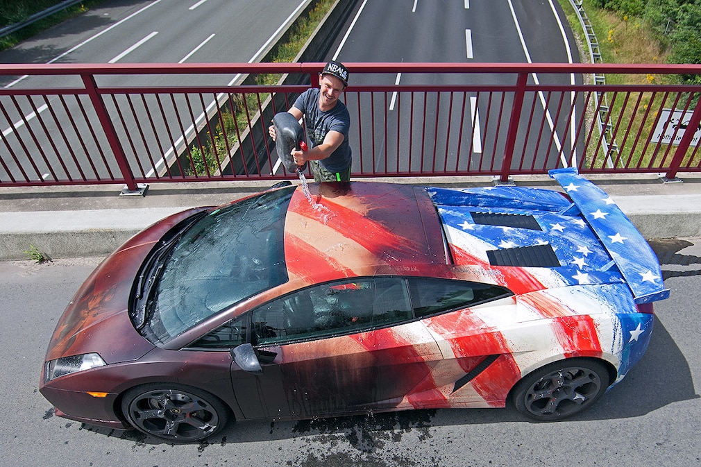 Graffiti-Sprayer Rene Turrek gestaltet Autos mit einem speziellen Lack, der seine Farbe bei Wärme und Kälte verändert