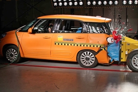 ADAC Crashtest Heckaufprall - Fiat 500L Living