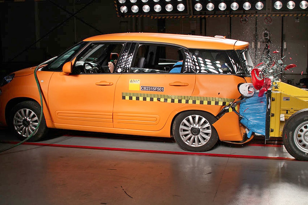 ADAC Crashtest Heckaufprall - Fiat 500L Living