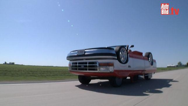 Ein Ford auf dem Kopf