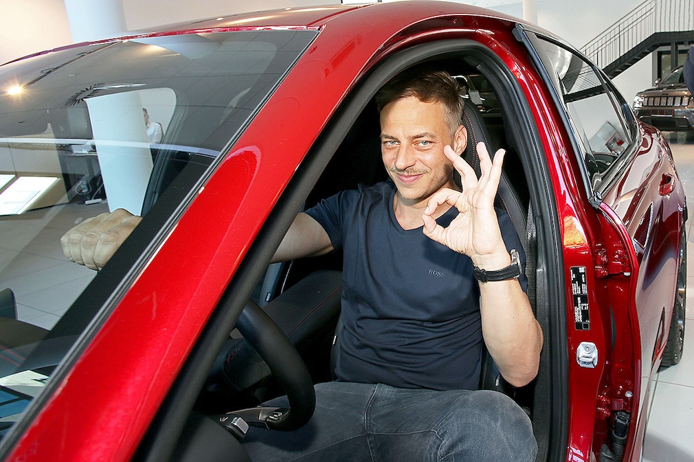 Schauspieler Tom Wlaschiha fährt Alfa Romeo Giulia Quadrifoglioneues