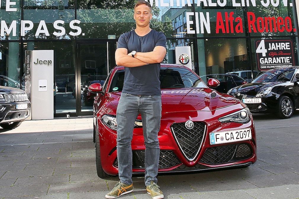 Schauspieler Tom Wlaschiha fährt Alfa Romeo Giulia Quadrifoglioneues