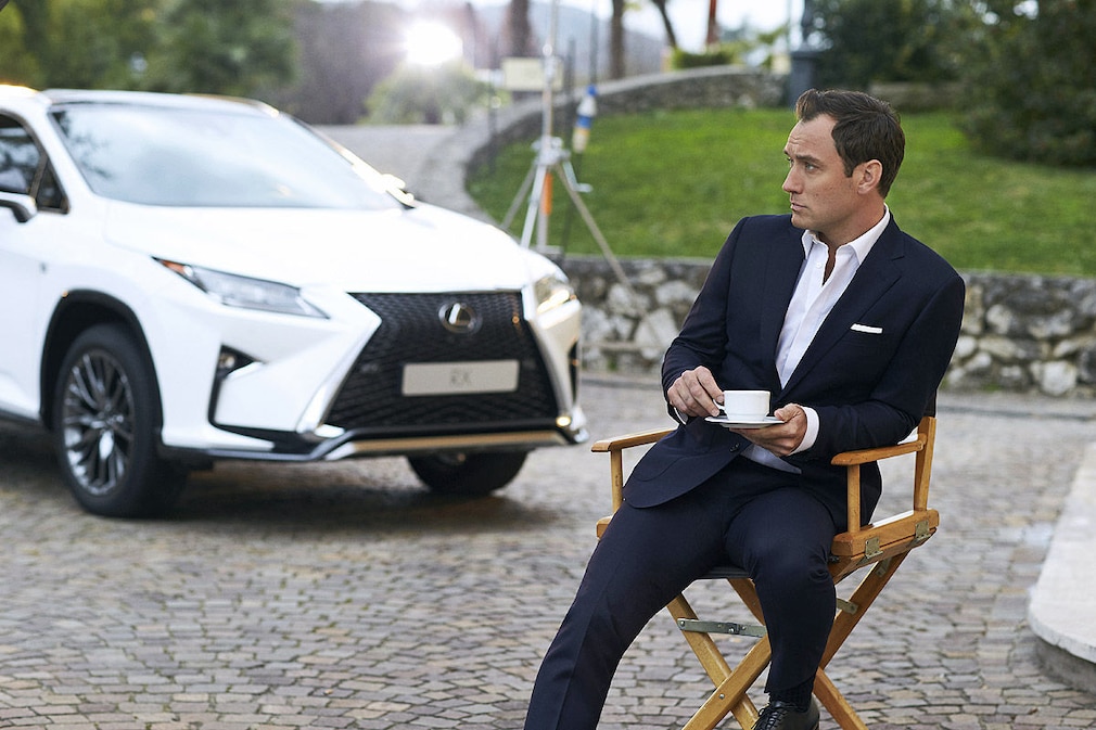 Jude Law an der Seite des Lexus RX