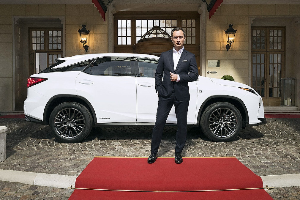 Jude Law an der Seite des Lexus RX