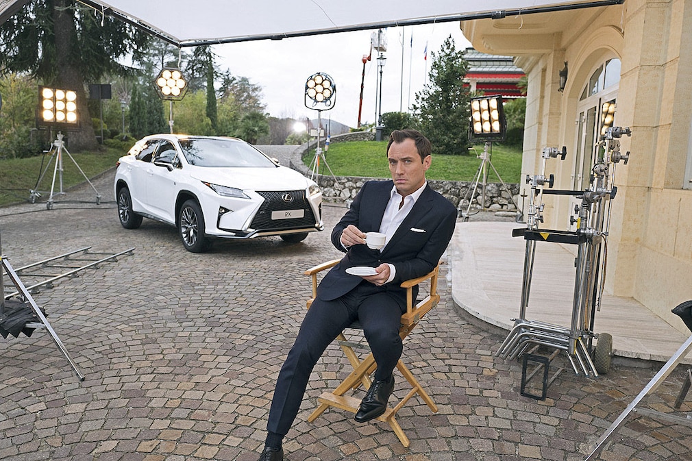 Jude Law an der Seite des Lexus RX