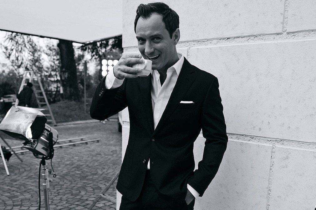 Jude Law an der Seite des Lexus RX