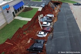 USA: 15 Autos stürzen in Monsterloch