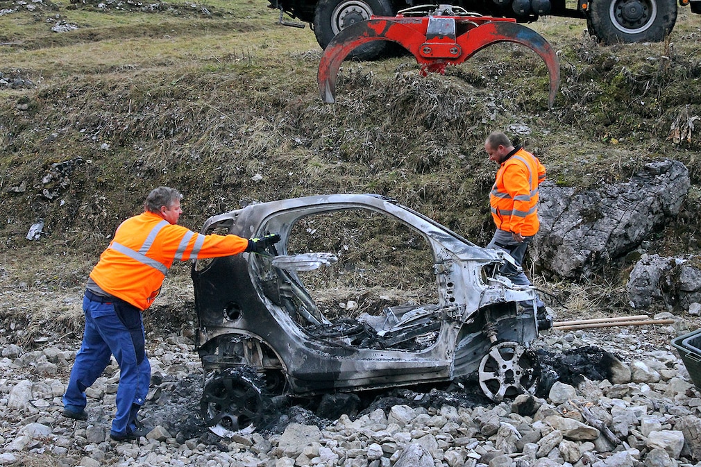 Das Wrack eines ausgebrannten Autos wird am 12.11.2015 aus dem Oytal bei Oberstdorf (Bayern) geborgen