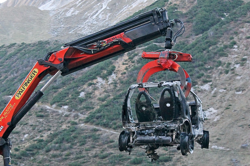 Das Wrack eines ausgebrannten Autos wird am 12.11.2015 aus dem Oytal bei Oberstdorf (Bayern) geborgen