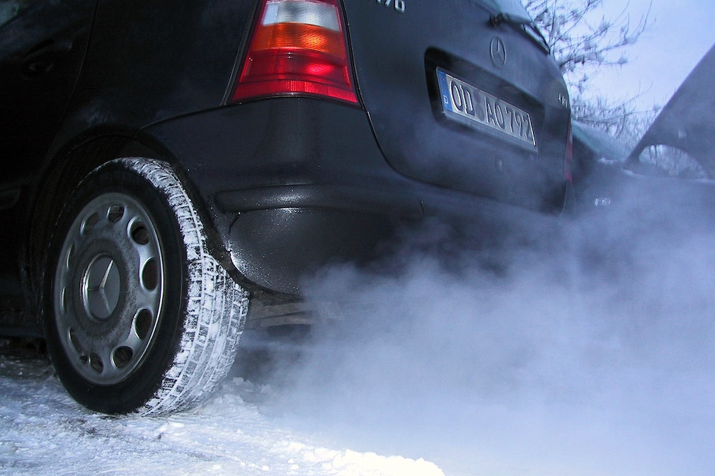 Wie Schnee und Eis dem Auto schaden