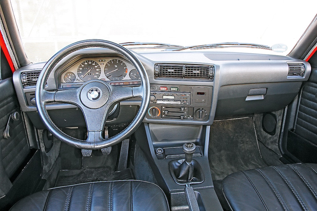 BMW 320i E30 (1983)