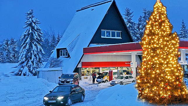 Tankstelle Weihnachtsbaum Montage   !!!!! 16:9 !!!!!