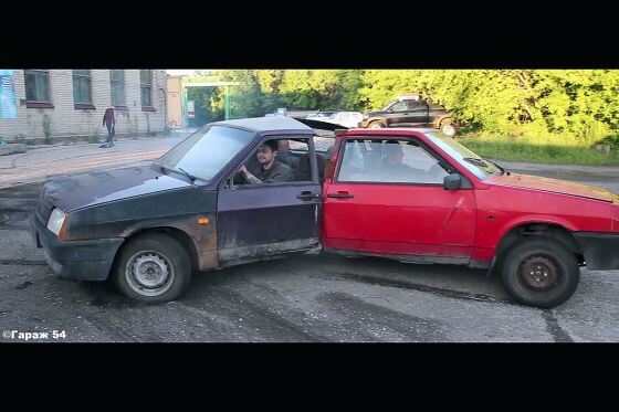 Schräges Video: Mann rammt Auto