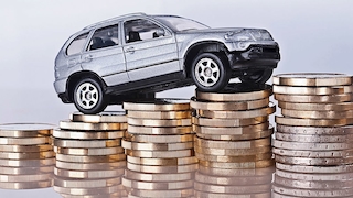 Auto fährt auf ansteigenden Stapeln von Münzen - Autokauf