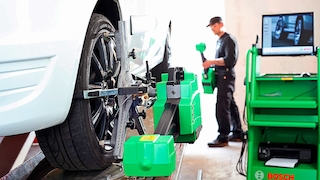 Achsvermessung bei einem PKW in einer Autowerkstatt Giessen, Hessen, Deutschland