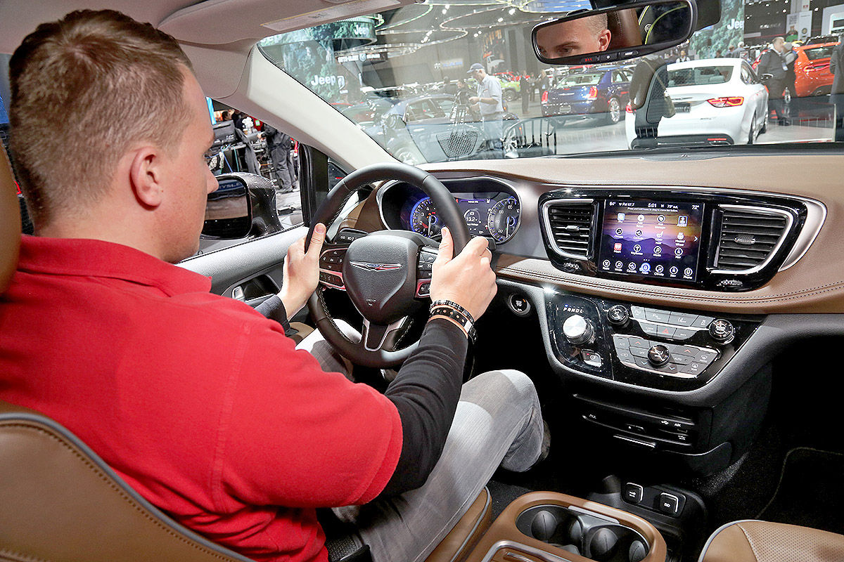 Chrysler Pacifica Plug-in-Hybrid (Detroit 2016) im Test: Sitzprobe