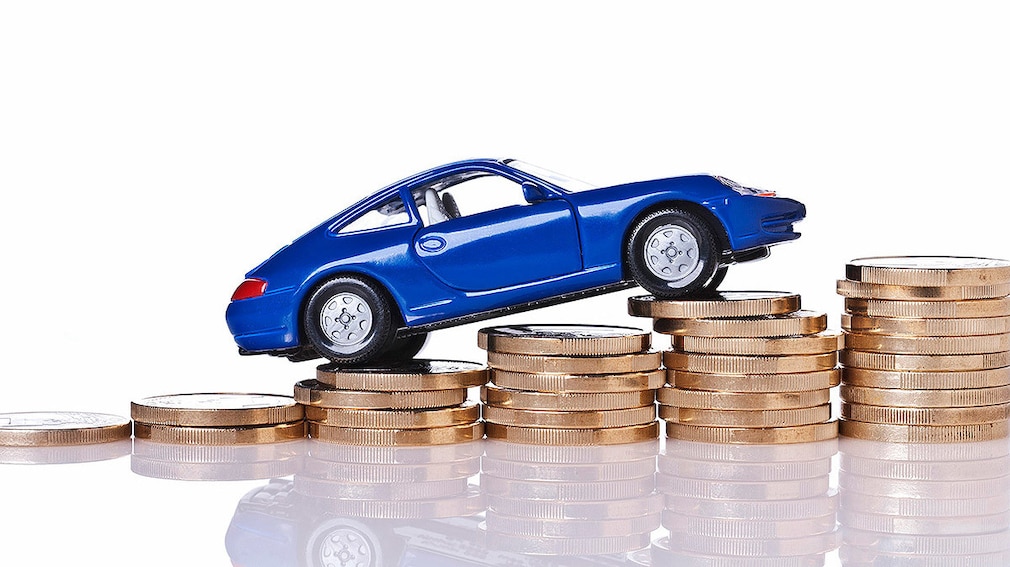Auto fährt auf ansteigenden Stapeln von Münzen - Autokauf Auto fährt auf ansteigenden Stapeln von Münzen - Autokauf