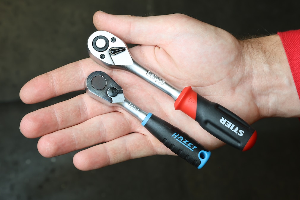 Redakteur hält zwei 1/4 Ratschen in der Hand.