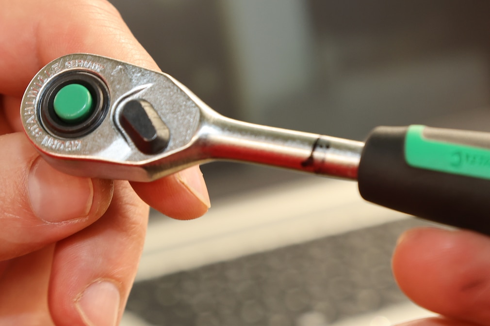 Tester hält die 1/4 Ratsche 415QRN von Stahlwille in der Hand im Stahlwille Testlabor.
