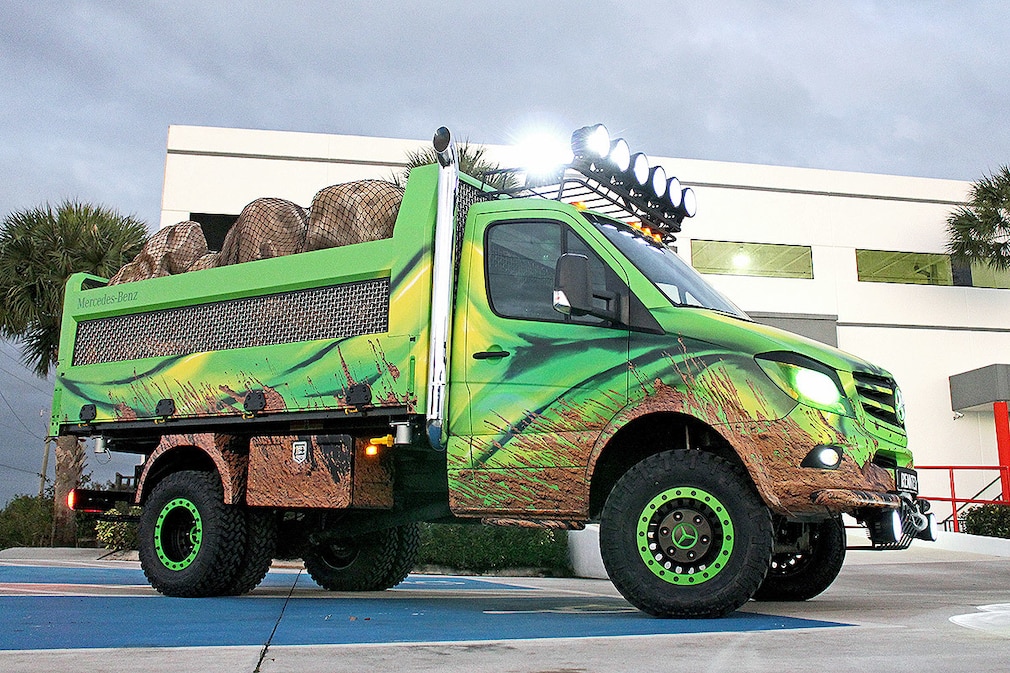 Mercedes Jurassic-Park Sprinter