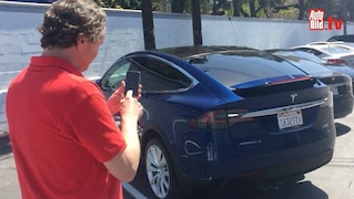 Autonomes Ausparken mit Tesla
