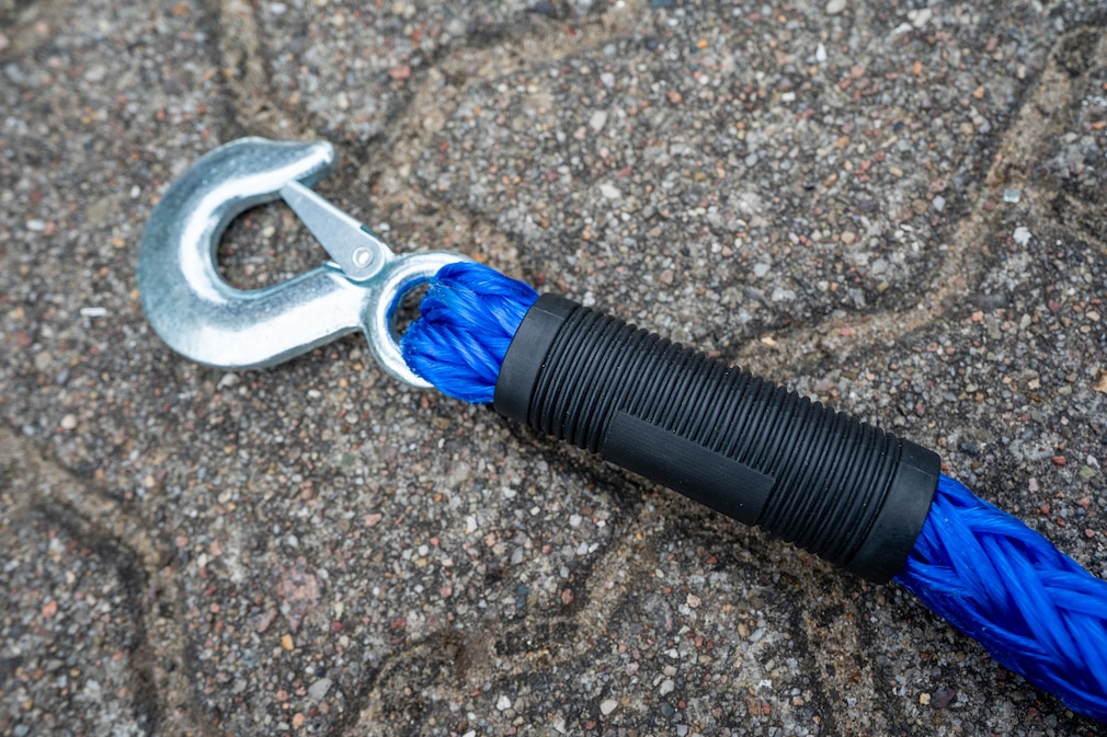 Karabinerhacken an einem blauen Abschleppseil