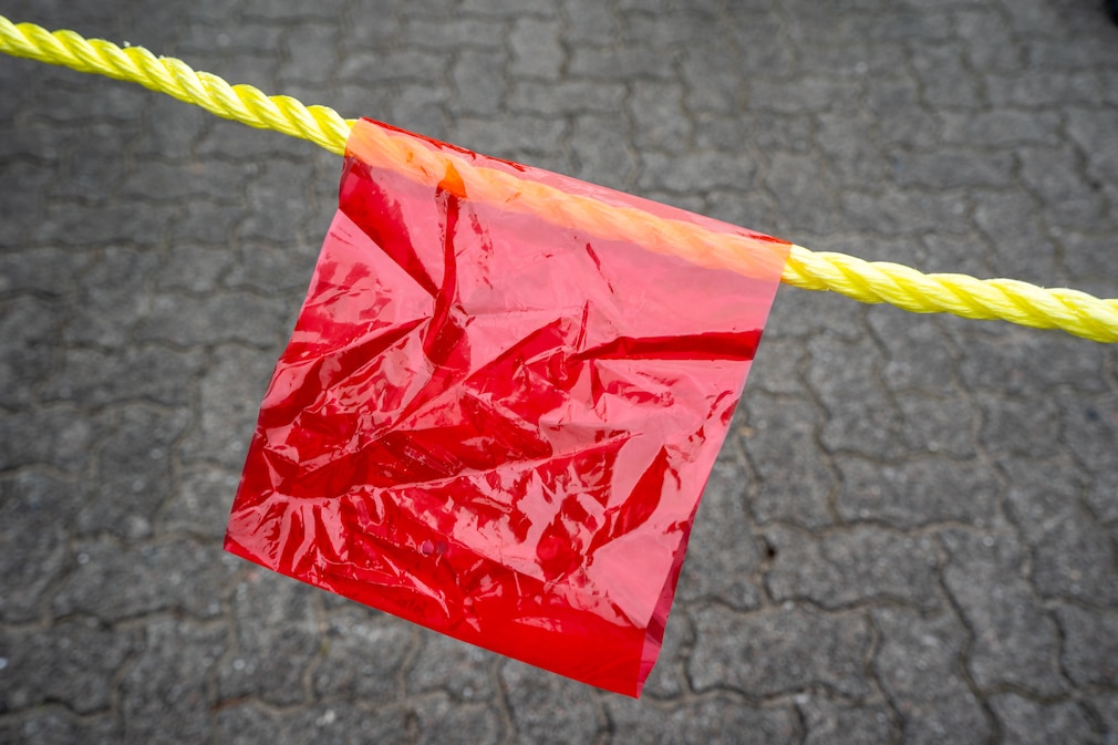Rote Fahne an einem gelben Abschleppseil
