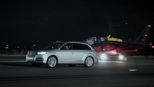 SUV gegen Kampfjet